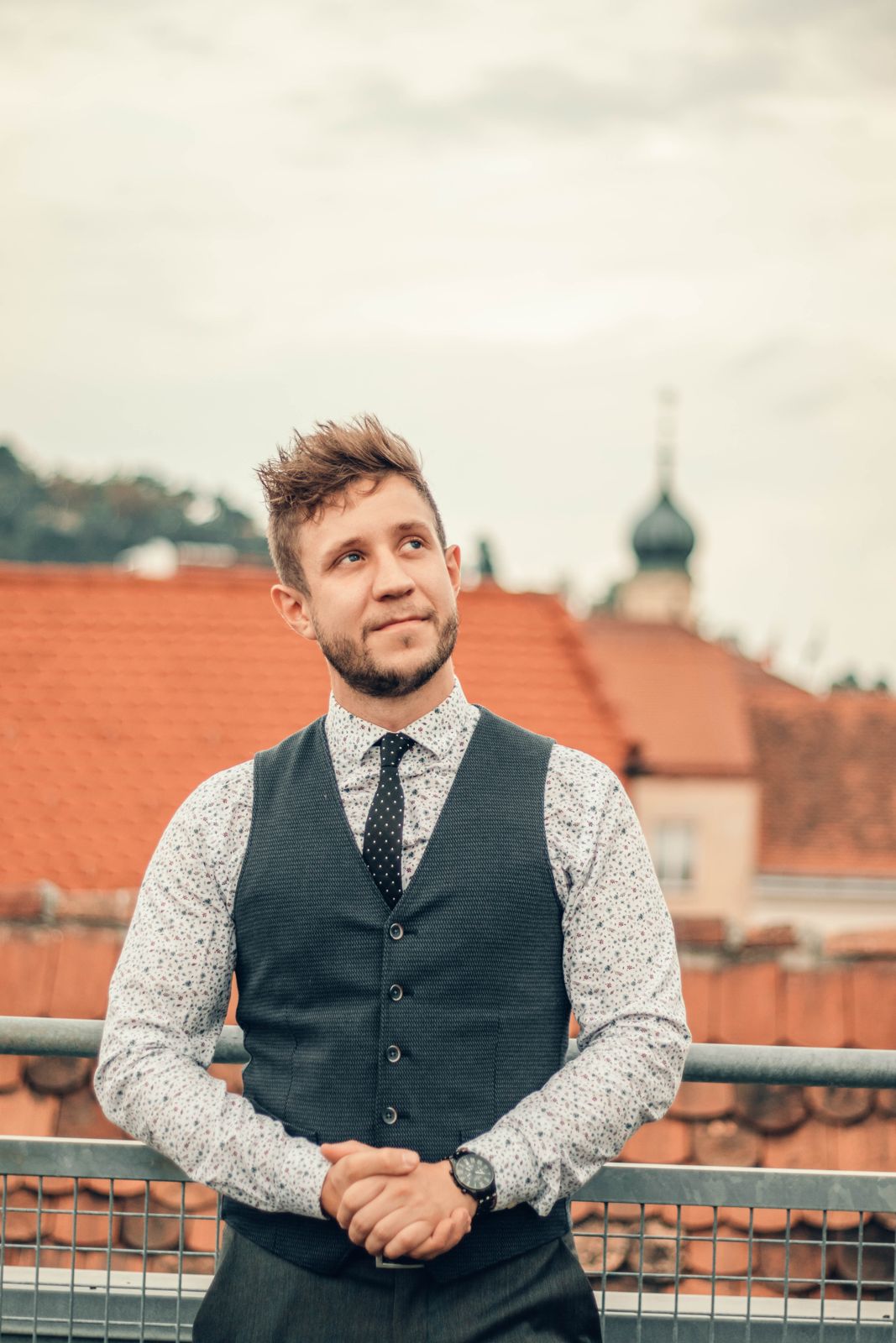 Marcel auf einer Dachterrasse mit Blick auf die Grazer Altstadt