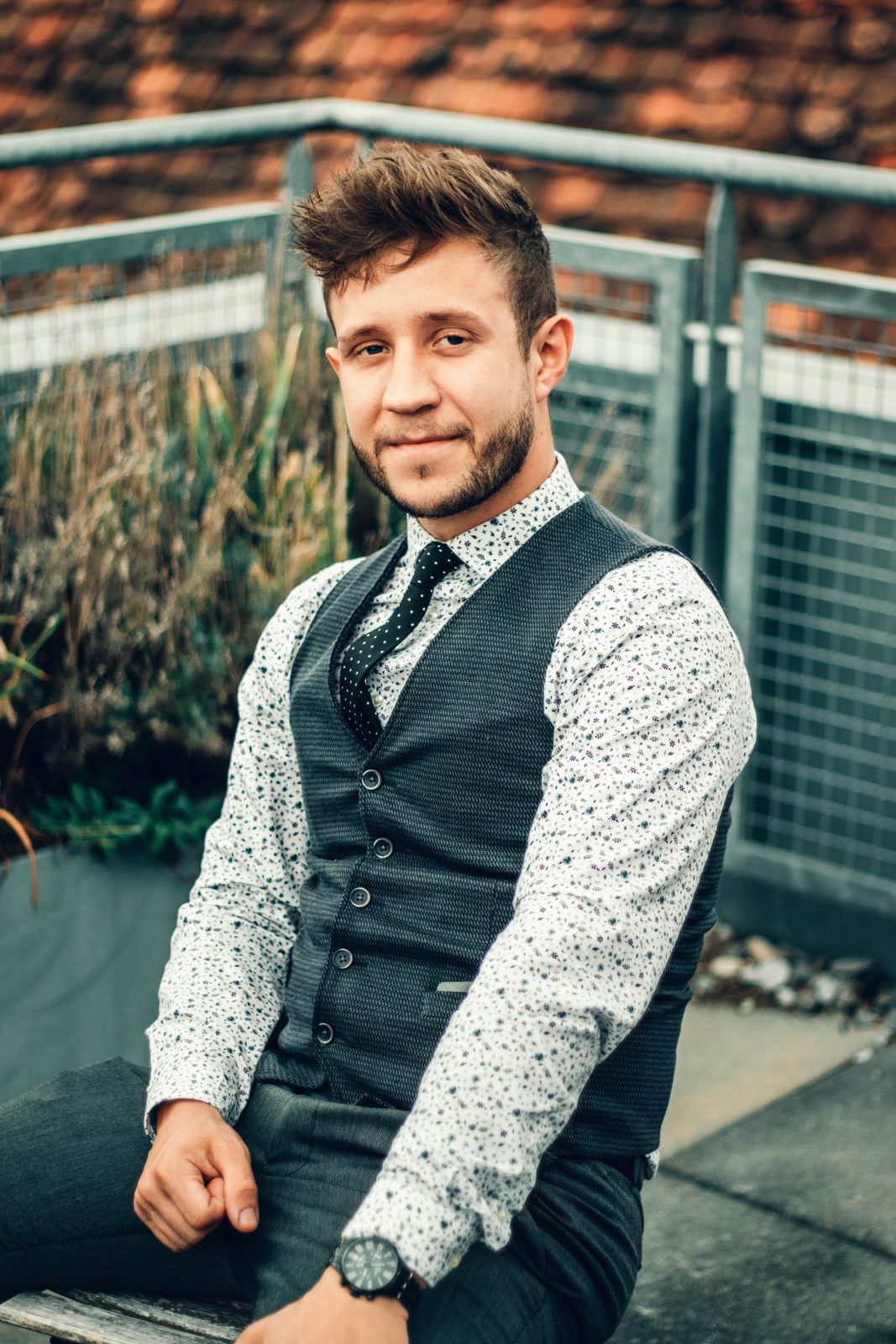 Marcel auf einer Dachterrasse, Blick in die Kamera