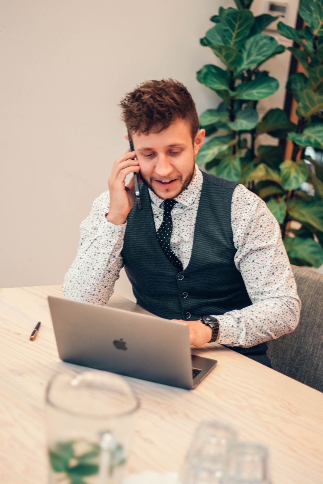 Marcel telefoniert und arbeitet gleichzeitig am Laptop