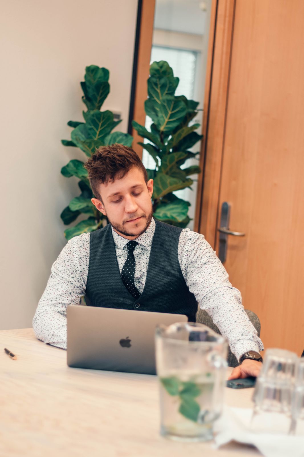 Marcel arbeitet am Laptop