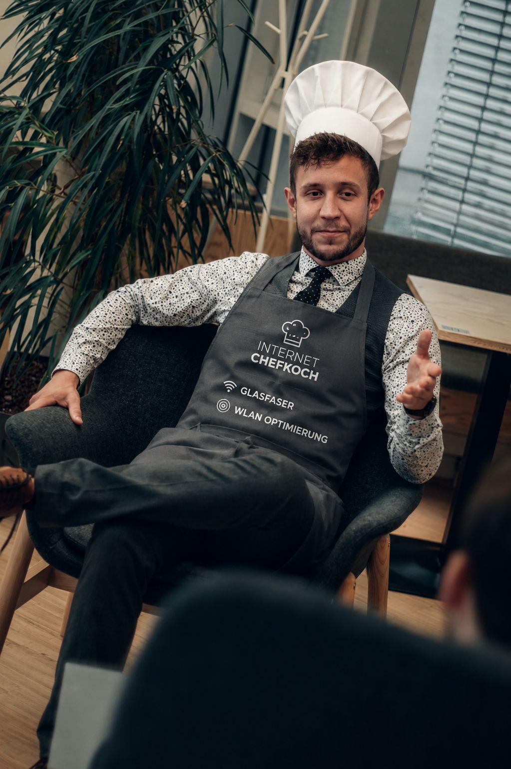 Marcel erklärt eine Empfehlung, im Chefkoch-Look