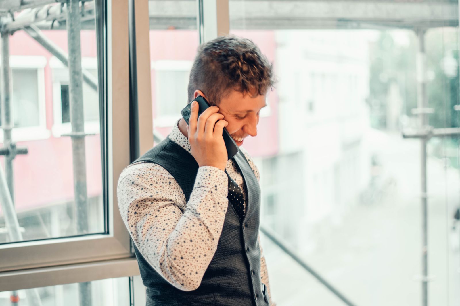 Marcel am Telefon, freundlich lächelnd